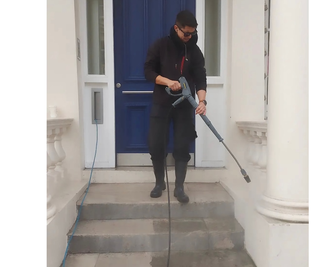 pressure-washing-gutters-traditional-window-cleaning-water-fed-pole-system-solar-panels-london-window-cleaning-kensington